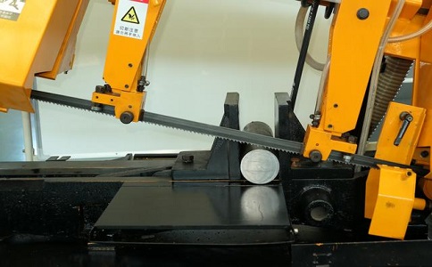 东安数控带锯床自动送料精度会出现偏差吗？